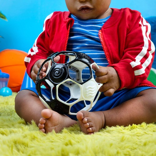 kids2 サッカーラトルボール 黒 x 白 0ヶ月以上